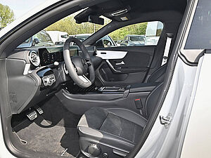 Mercedes-Benz CLA 250 e SB AMG Line 8 navigation