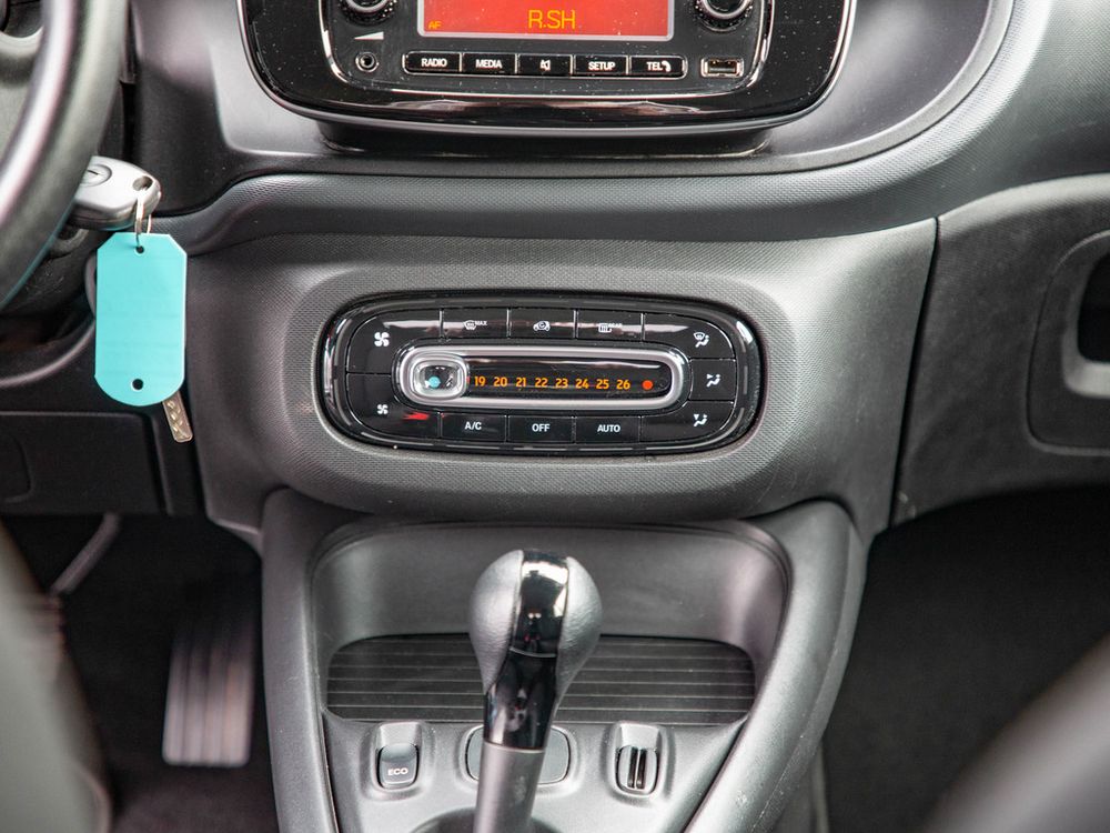 Smart fortwo coupe EQ BAD Klima Bluetooth Tempomat 19