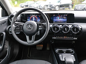 Mercedes-Benz A 250 e 9 navigation