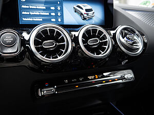 Mercedes-Benz GLA 180 Progressive Line Edition 12 navigation