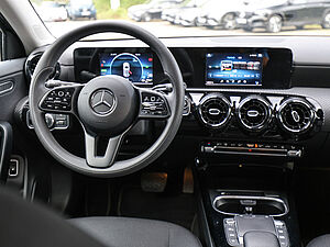 Mercedes-Benz A 250 e 9 navigation