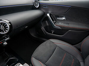 Mercedes-Benz A 200 AMG Line 13 navigation