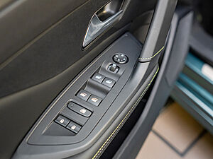 Peugeot 308 SW GT HYBRID 136 e-DSC6 19 navigation