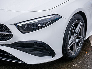 Mercedes-Benz A 200 AMG Line 28 navigation