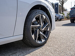 Peugeot 308 Allure HYBRID 145 e-DSC6 5 navigation