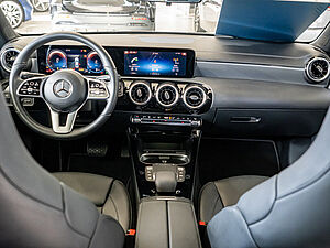 Mercedes-Benz CLA 250 e Progressive 8 navigation