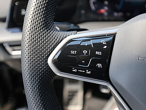 Volkswagen Golf VIII Variant R-Line 1,5 l eTSI DSG 28 navigation