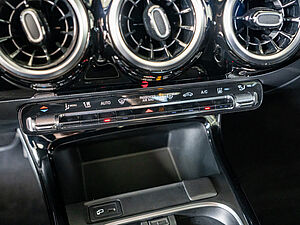 Mercedes-Benz CLA 250 e Progressive 12 navigation
