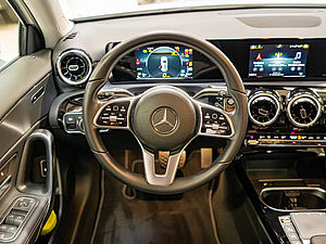 Mercedes-Benz A 250 e Progressive 9 navigation