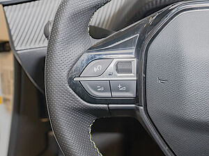 Peugeot 2008 e-GT Elektromotor 136 19 navigation