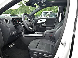 Mercedes-Benz GLA 200 AMG Line 8 navigation