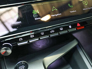 Peugeot 408 GT HYBRID 145 e-DSC6 16 navigation