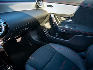 Mercedes-Benz CLA 180 SB AMG Line 13 navigation