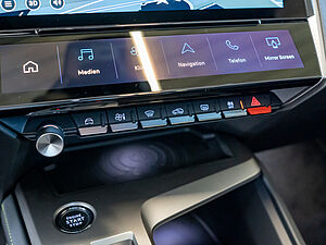 Peugeot 308 SW GT Plug-In HYBRID 180 e-EAT8 12 navigation