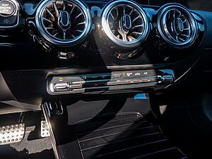 Mercedes-Benz CLA 200 Coupé AMG Line 11 navigation