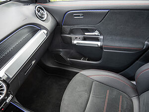 Mercedes-Benz GLB 200 d AMG Line 13 navigation