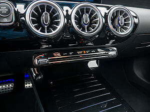 Mercedes-Benz A 200 d AMG Line 11 navigation