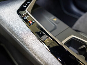 Peugeot 5008 GT HYBRID 136 e-DSC6 12 navigation