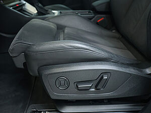 Audi Q3 S line 35 TDI quattro S tronic 33 navigation