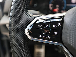 Volkswagen Golf VIII Variant R-Line 1,5 l eTSI DSG 30 navigation