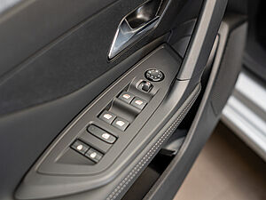 Peugeot 308 Allure HYBRID 136 e-DSC6 19 navigation