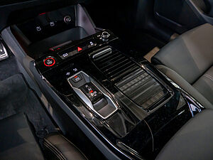 Audi SQ6 SUV e-tron 12 navigation