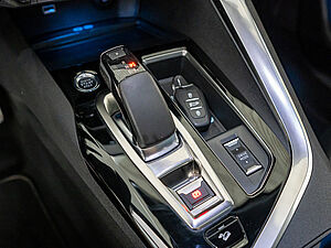 Peugeot 3008 GT 300 Hybrid4 Allrad 12 navigation