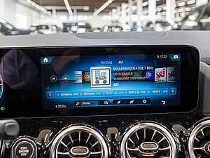 Mercedes-Benz GLA 250 e Style 10 navigation