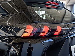 Peugeot 2008 e-Allure Elektromotor 136 27 navigation