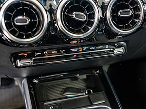Mercedes-Benz GLA 250 e Progressive 12 navigation