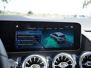 Mercedes-Benz B 200 AMG Line 20 navigation