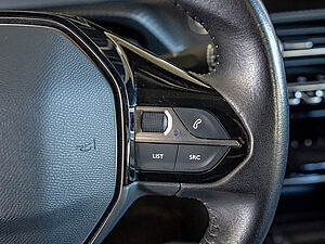Peugeot 2008 e-Allure Elektromotor 136 15 navigation