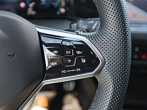 Volkswagen Golf VIII Variant R-Line 1,5 l eTSI DSG 27 navigation