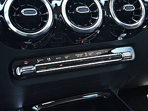 Mercedes-Benz GLA 250 e AMG Line 13 navigation