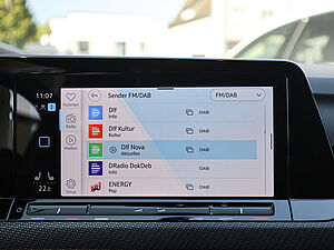 Volkswagen Golf VIII Variant R-Line 1,5 l eTSI DSG 13 navigation