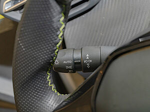 Peugeot 2008 e-GT Elektromotor 136 22 navigation