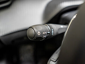 Peugeot 2008 Allure HYBRID 145 e-DSC6 16 navigation