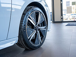 Peugeot 308 SW GT Plug-In HYBRID 180 e-EAT8 5 navigation