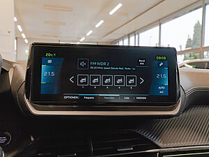 Peugeot 2008 e-GT Elektromotor 136 9 navigation