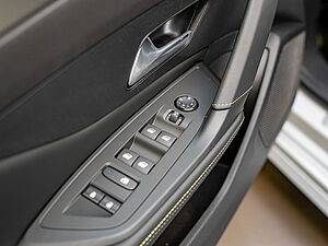 Peugeot 308 SW GT HYBRID 136 e-DSC6 18 navigation