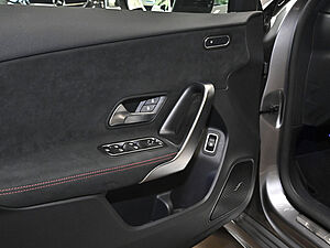 Mercedes-Benz A 250 e AMG Line 27 navigation
