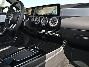 Mercedes-Benz A 200 AMG Line 6 navigation