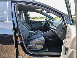 Volkswagen Golf VIII Variant R-Line Black 1.5 l eTSI DSG 2 navigation