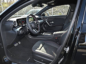 Mercedes-Benz A 180 AMG Line 8 navigation