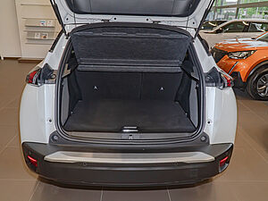 Peugeot 2008 e-GT Elektromotor 136 28 navigation