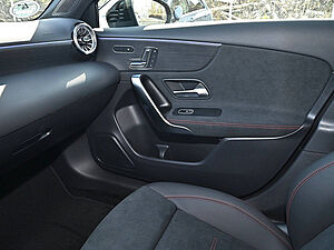 Mercedes-Benz A 180 AMG Line 13 navigation
