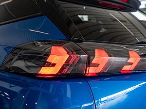 Peugeot 2008 e-GT Elektromotor 136 22 navigation