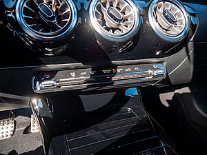 Mercedes-Benz A 180 d AMG Line 11 navigation