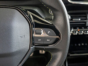 Peugeot 2008 e-GT Elektromotor 136 14 navigation