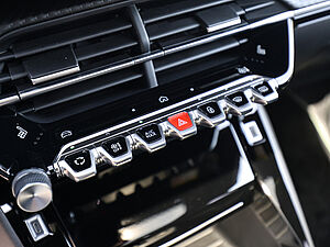 Peugeot 2008 GT HYBRID 145 e-DSC6 14 navigation